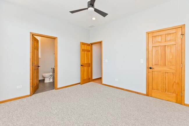 Foto del edificio - 2338 N Greenview Ave