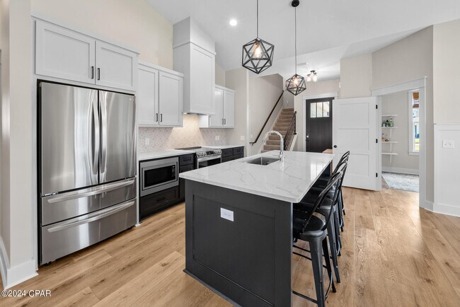 Building Photo - 208 Cicero St