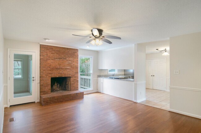 Foto del edificio - Freshly Updated! Beautiful 3 Bedroom, 2 Bath Ranch with Private wooded lot - Pet Friendly!