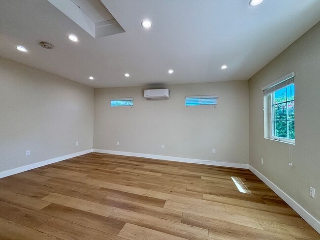 Foto del edificio - Private, Cozy, Backhouse Studio Located In...