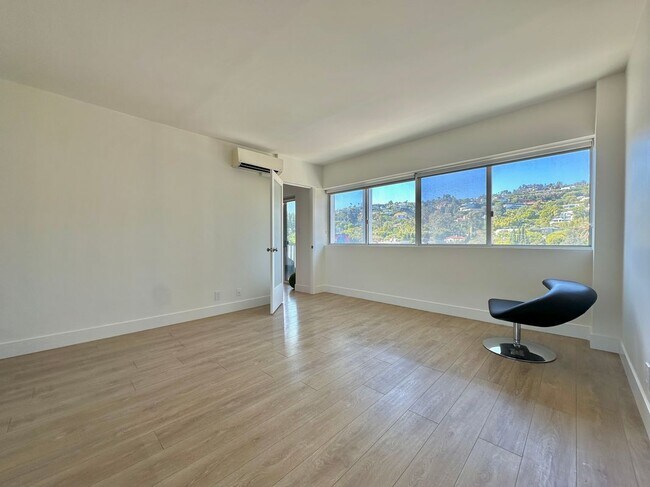Foto del edificio - 999 N Doheny Dr