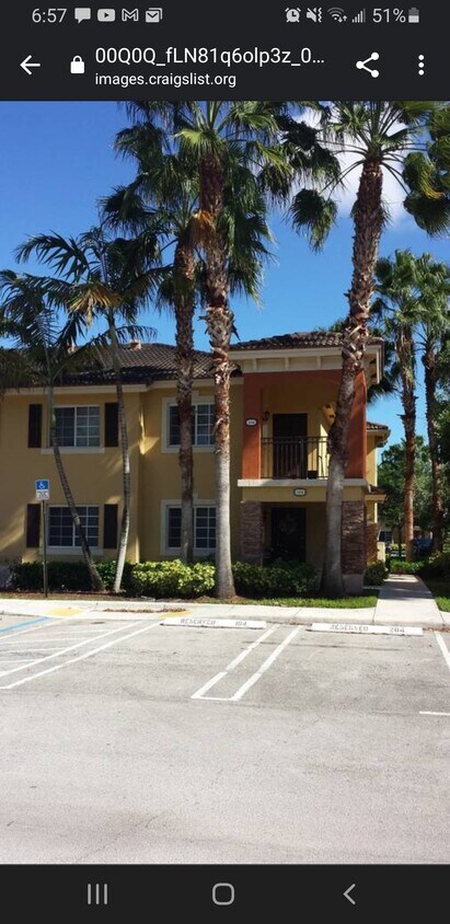 Foto principal - 985 NE 33rd Ter