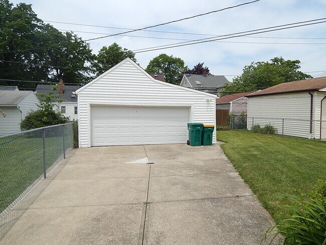 Building Photo - 14811 Tabor Ave