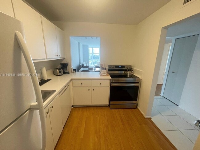 Building Photo - 800 Parkview Dr