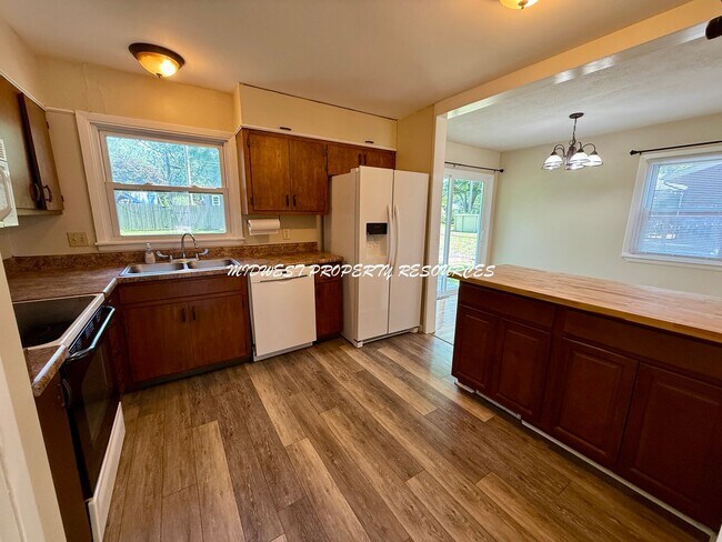Foto del edificio - Spacious Home 3 Bedroom w/Fin basement for...