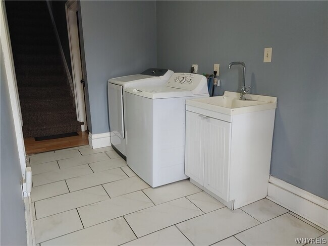 Foto del edificio - 770 Lake Rd