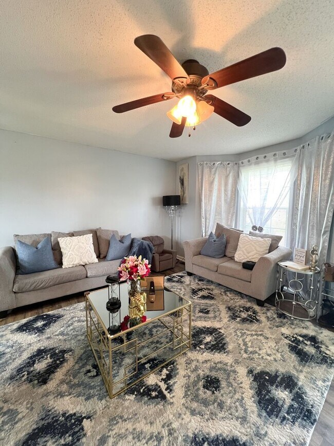 Foto del edificio - Single-Family Home in Oak Grove, KY--Large...
