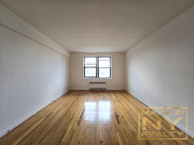 Foto del edificio - 1 bedroom in OAKLAND GARDENS NY 11364