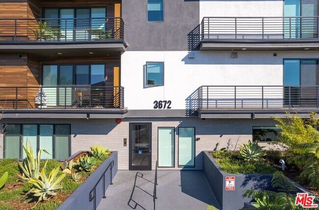 Foto del edificio - 3672 Jasmine Ave
