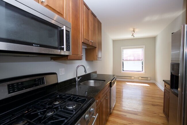 Building Photo - 739 W Addison St