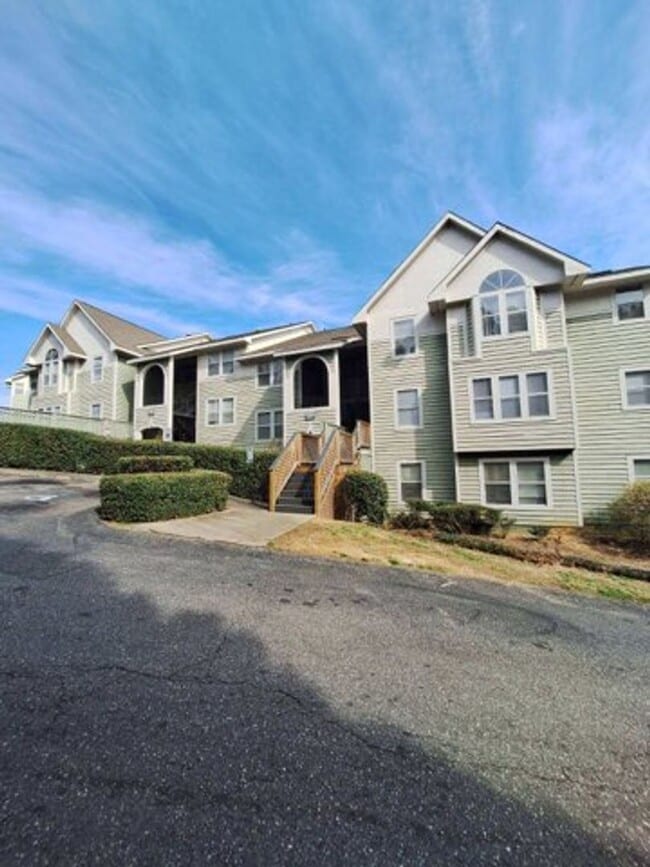 Building Photo - 1002 Brookhollow Dr