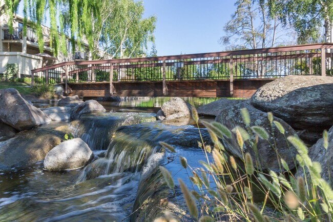 Puente sobre el estanque - Amador Lakes Apartments