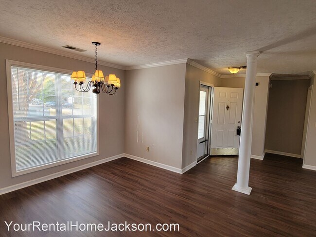 Building Photo - 3 br, 2 bath House - 8 Dearborne Cv