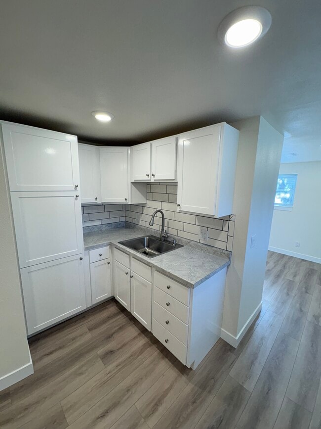 Foto del edificio - 6120 Strathmore Ln