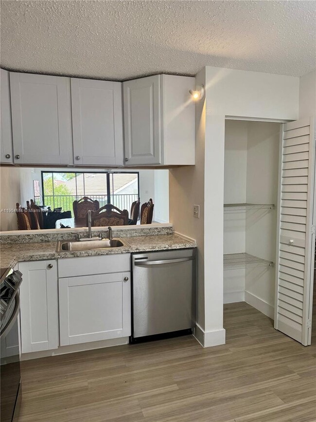 Foto del edificio - 605 Ives Dairy Rd