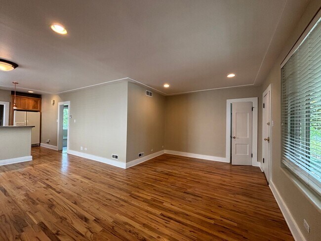 Foto del edificio - Cozy 2-bedroom bungalow! Detached 2-car garage!