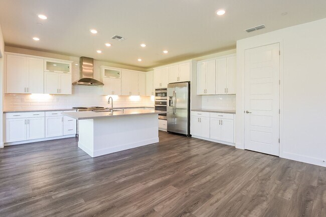 Foto del edificio - Luxury 5 Bedroom Home in Serrano – Spaciou...
