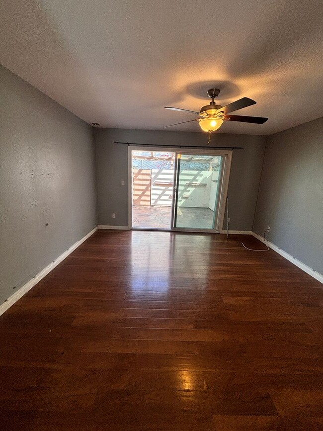 Foto del edificio - CHARMING 2BD/2BA TOWNHOUSE FOR RENT IN CLA...