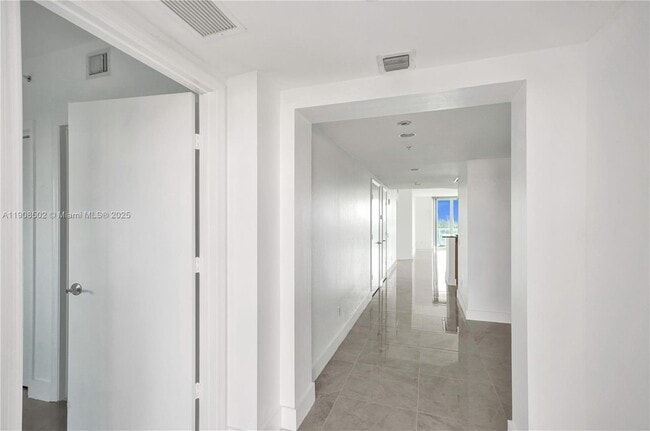 Foto del edificio - 14951 Royal Oaks Ln