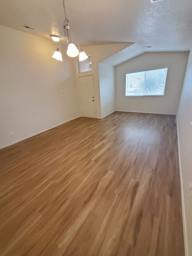 Building Photo - 3 bed 2 bath 1800 sq ft in Huning Ranch! 1/2 OFF 1st MONTHS RENT!