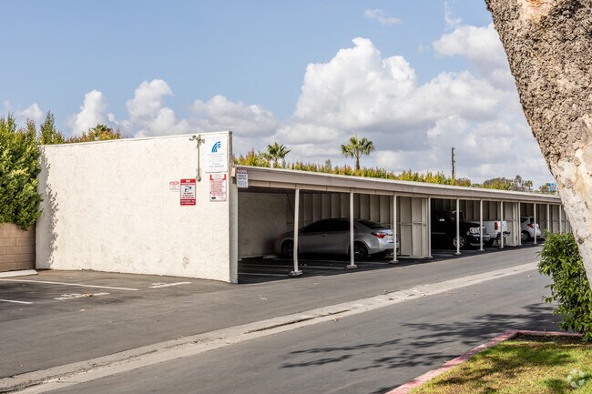 Estacionamientos techados - 1251 N. Placentia Ave.