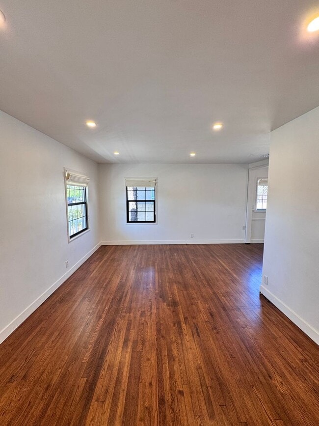 Building Photo - 5833 E Parapet St