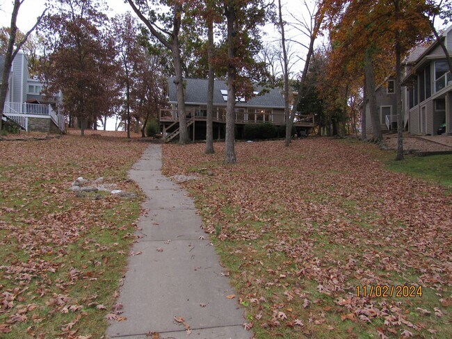 Building Photo - Lakefront House in Four Seasons