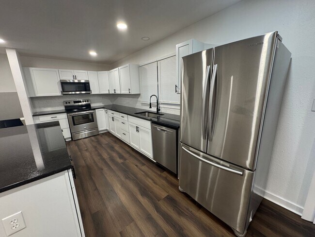 Foto del edificio - Stunning 4 Bed Newly remodeled!