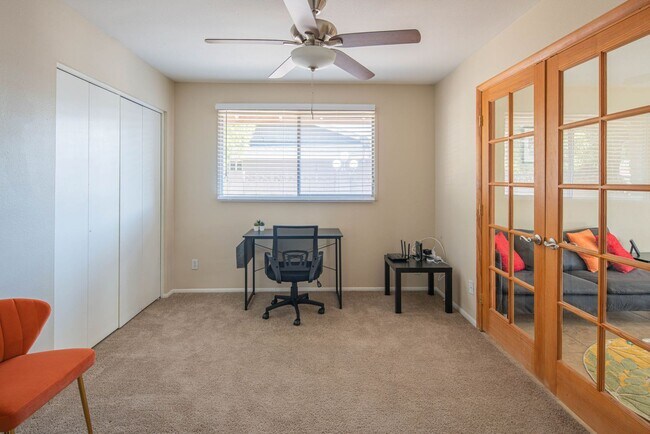 Foto del edificio - 1047 E Alameda Dr