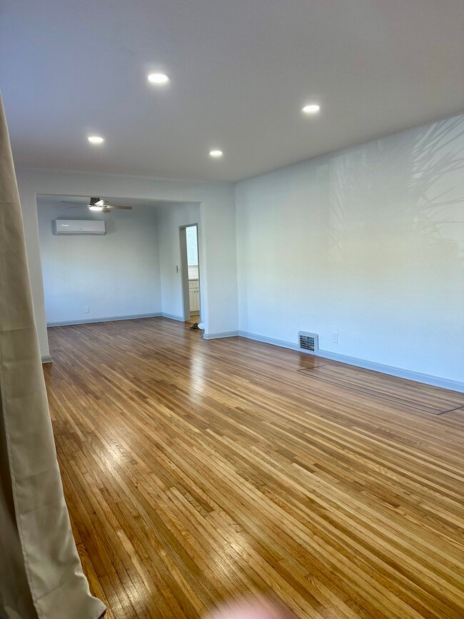 Foto del edificio - 1050 S Hayworth Ave