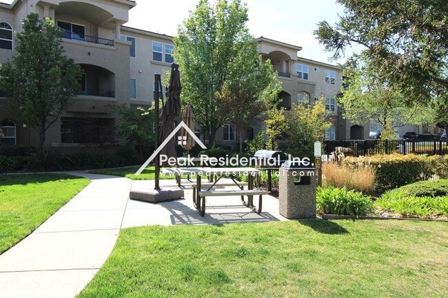 Foto del edificio - Wonderful 2bd/2ba Folsom Condo with 1 Car Garage!