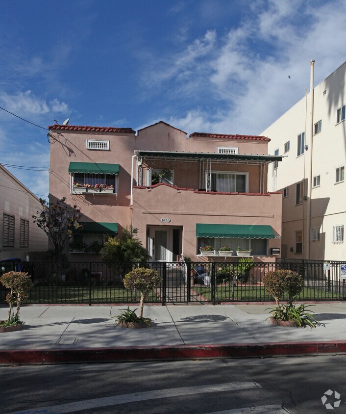 Foto del edificio - 1635 N Alexandria Ave