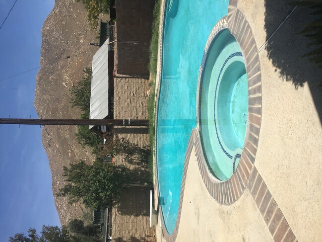 Piscina - 280 E Blaine St