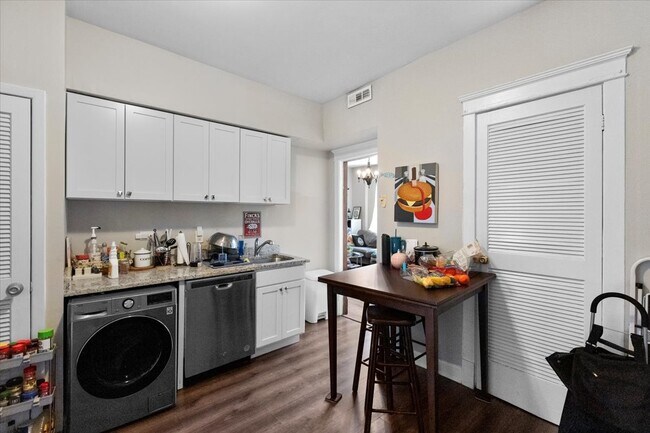 Building Photo - 4000 N Southport Ave