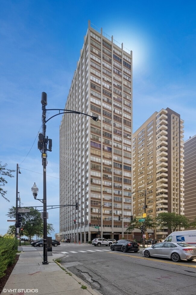 Building Photo - 6171 N Sheridan Rd