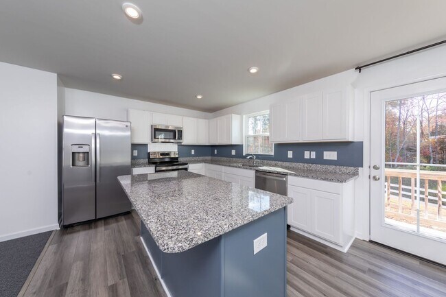 Building Photo - Shows Like New!