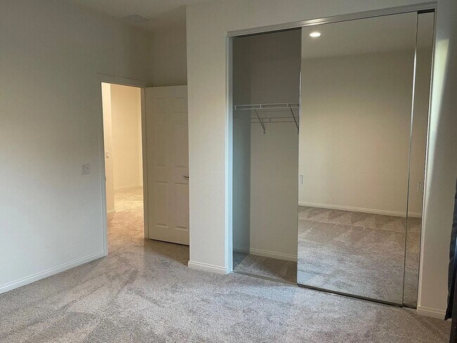 Foto del edificio - Elegant 7-Bedroom Retreat with Modern Upgr...