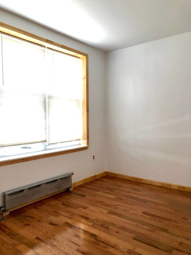Building Photo - 1657 W 9th St