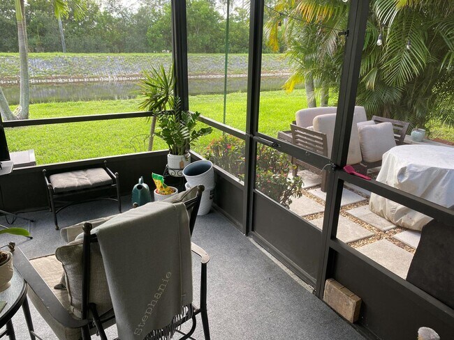 Foto del edificio - 5582 Mirror Lakes Blvd