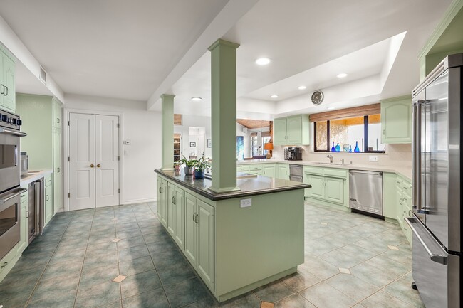 gourmet kitchen w/ Viking appliances - 4244 Avenida de la Encinal