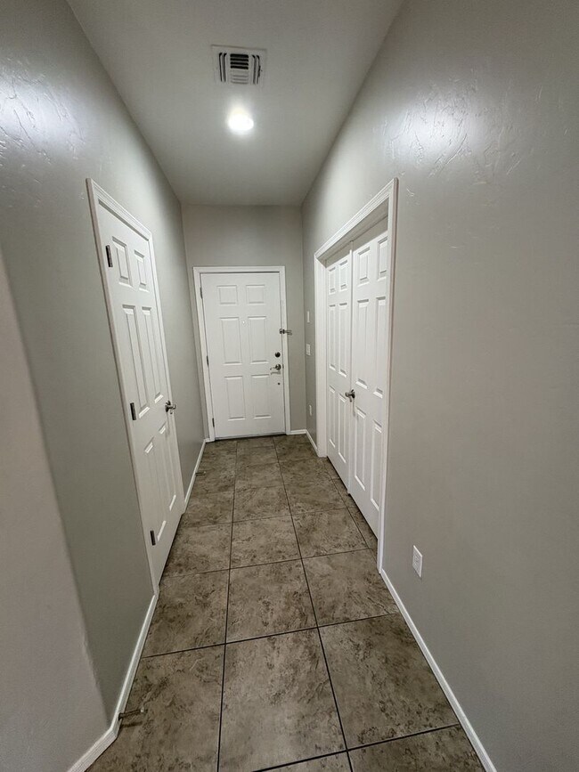 Building Photo - 2,500 sq ft 4 bedroom + Den home in Rancho Sahuarita