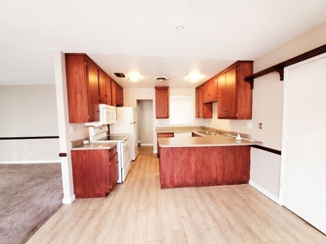 Building Photo - Coming Soon 6/14/24 COZY 4BED/2BATH HOME I...