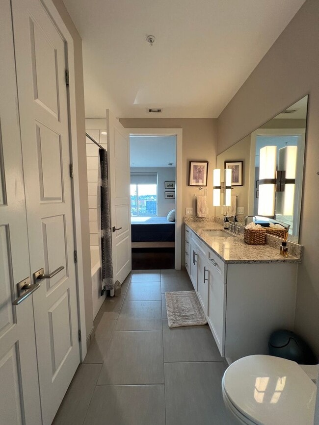 Foto del edificio - Spacious 2 bedroom 3 bath condo with office in City Lights!