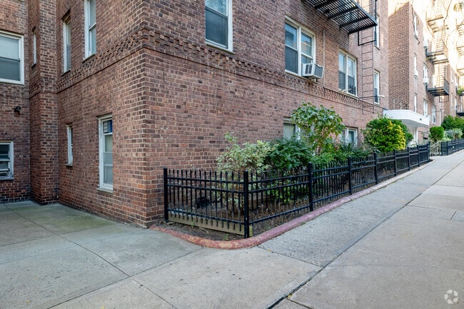 Building Photo - 6441 Saunders St
