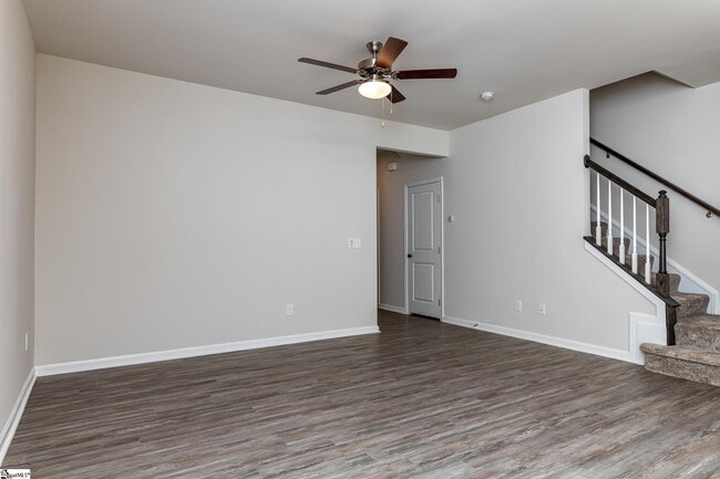Foto del edificio - 231 Roudwood Dr