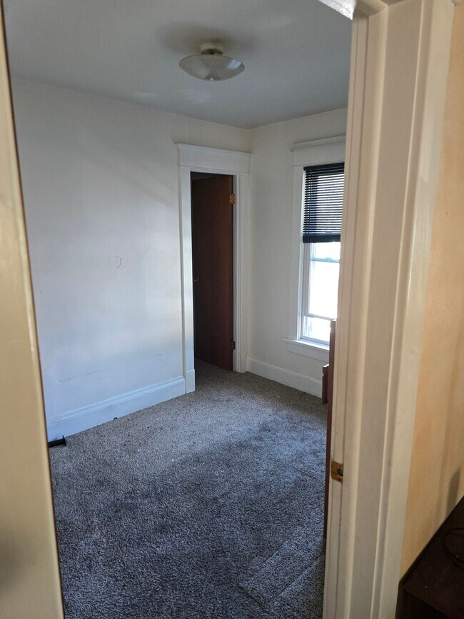 Dormitorio trasero y armario con ventana grande - 2112 Clarence Ave