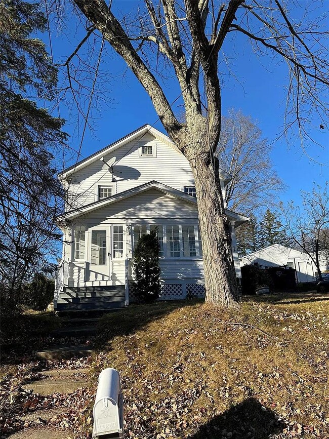 Building Photo - 13 Farries Ave