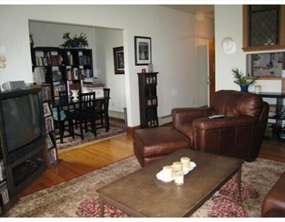 Building Photo - 437 Main St