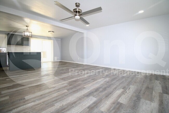 Foto del edificio - 7570 E Logan Dr