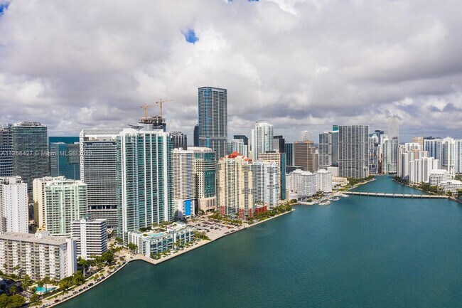 Foto del edificio - 1331 Brickell Bay Dr